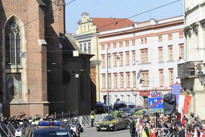 Trumny pary prezydenckiej już w Bazylice Mariackiej