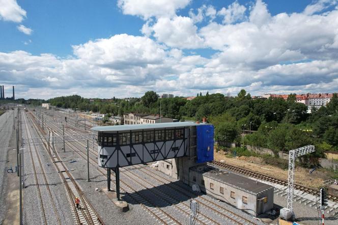 Trwa kapitalny remont historycznej nastawni bramowej w Bytomiu. Już wyłania się kawałek piękna