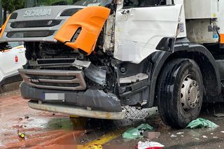 Dramatyczny wypadek w Warszawie. Młody kierowca śmieciarki wyleciał przez okno po zderzeniu z tramwajem