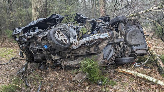 Śmiertelny wypadek 26-latka z Chojnic Jego mercedes całkowicie zmiażdżony