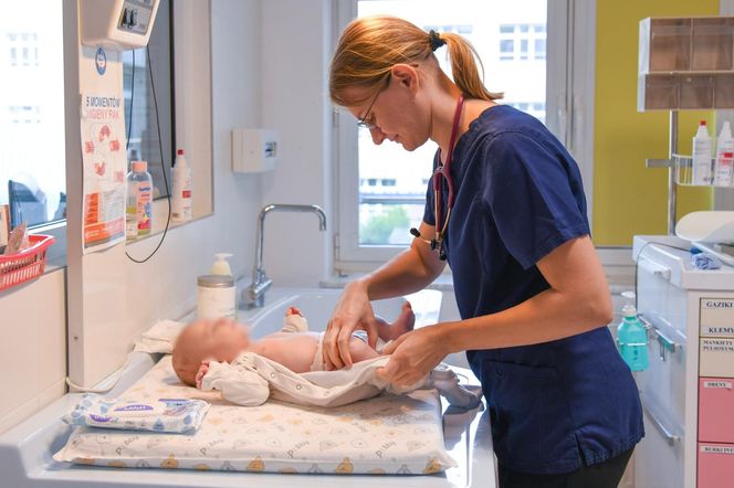 Maleńki Staś samotnie czeka w szpitalu na rodzinę