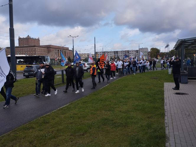 Hutnicy i koksownicy wyszli na ulice w Dąbrowie Górniczej. Apel do rządu o ratunek dla branży i tysięcy miejsc pracy