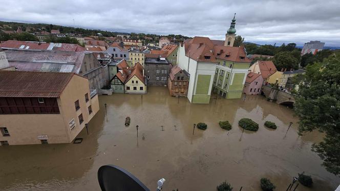 Tragiczna sytuacja w Kłodzku. Władze apelują: "Ratujcie swoje życie!"