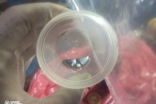 W samochodzie była podejrzana substancja. Na miejscu pojawiła się straż i policja