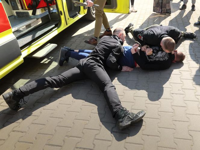 Odpowiedź na bandyckie ataki na ratowników medycznych w Warszawie. Przeszli ostre szkolenie
