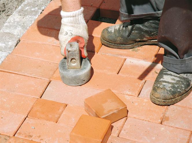 Wypełnianie szczelin odpowiednio przyciętymi kostkami