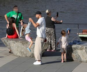 Maciej Pela z córeczkami nad Wisłą