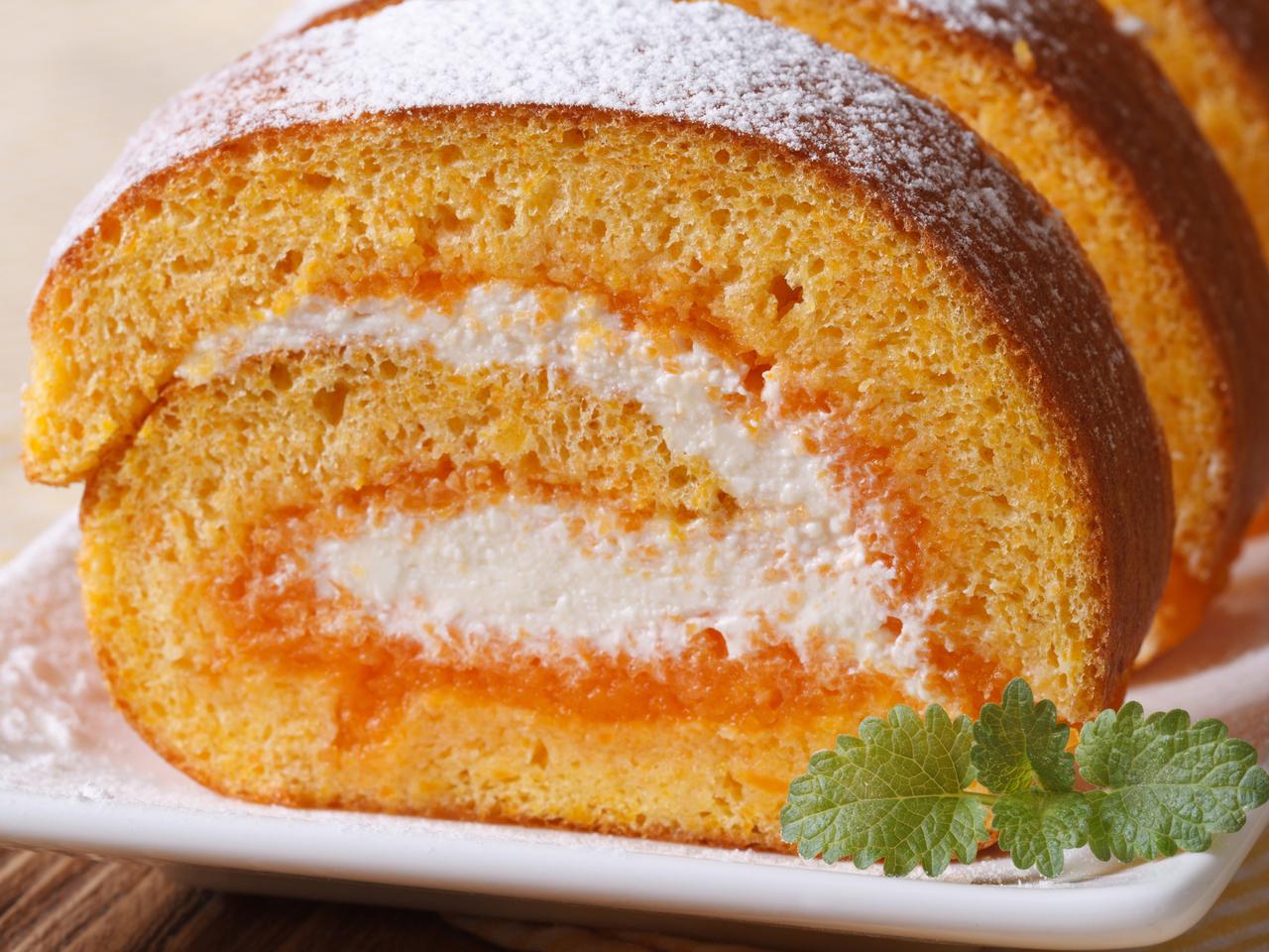 Rolada dyniowa z kremem twarożkowym: przepis na fenomenalny deser