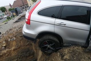 Samochód wpadł do wykopu na rynku w Gostyniu