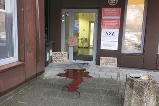 Plama krwi i hasła na tablicach. Protest pod niewłaściwymi drzwiami