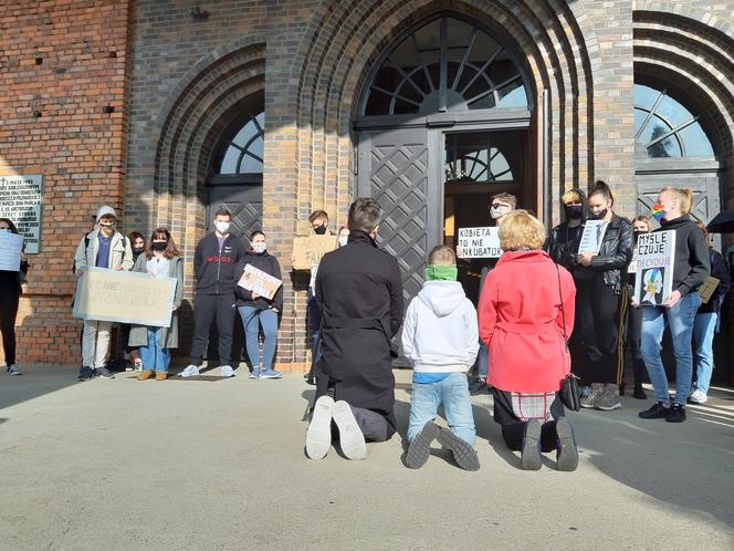 Protest pod kościołem św. Antoniego w Lesznie