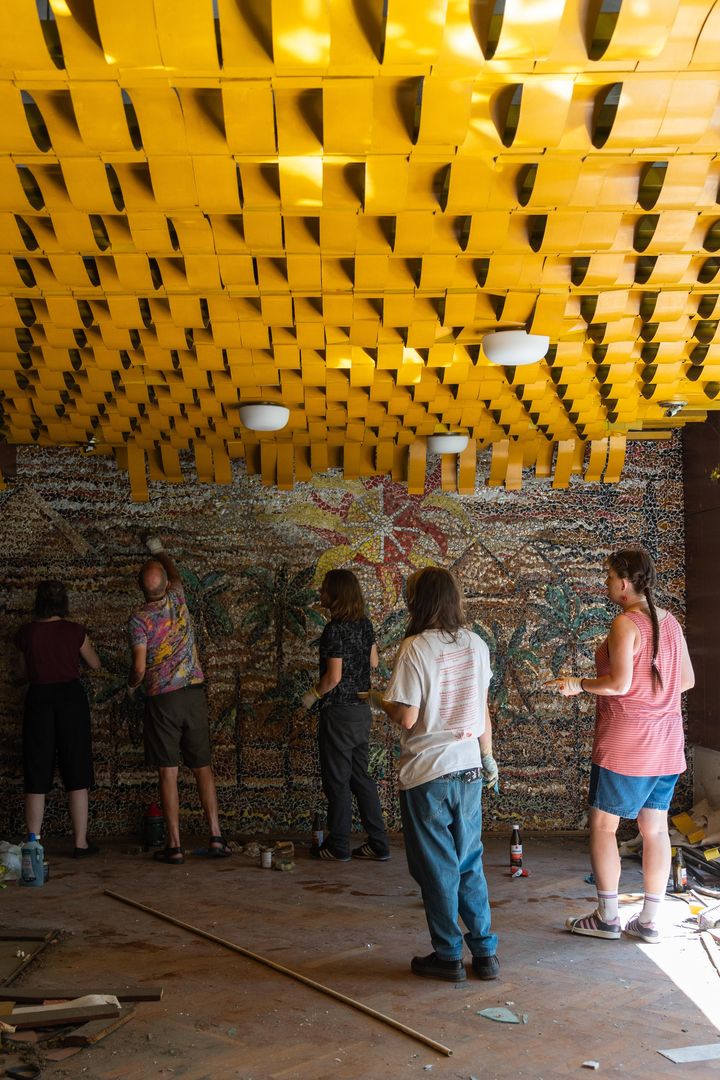 Czyszczenie mozaiki w Kiekrzu z bazgrołów