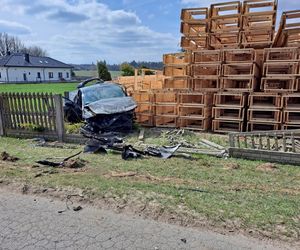 Swoboda. 67-latek ofiarą śmiertelną wypadku. Dwa BMW zderzyły się pod Kaliszem [ZDJĘCIA]