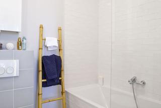 Sposób na małą łazienkę w bloku: różne odcienie szarości w łazience