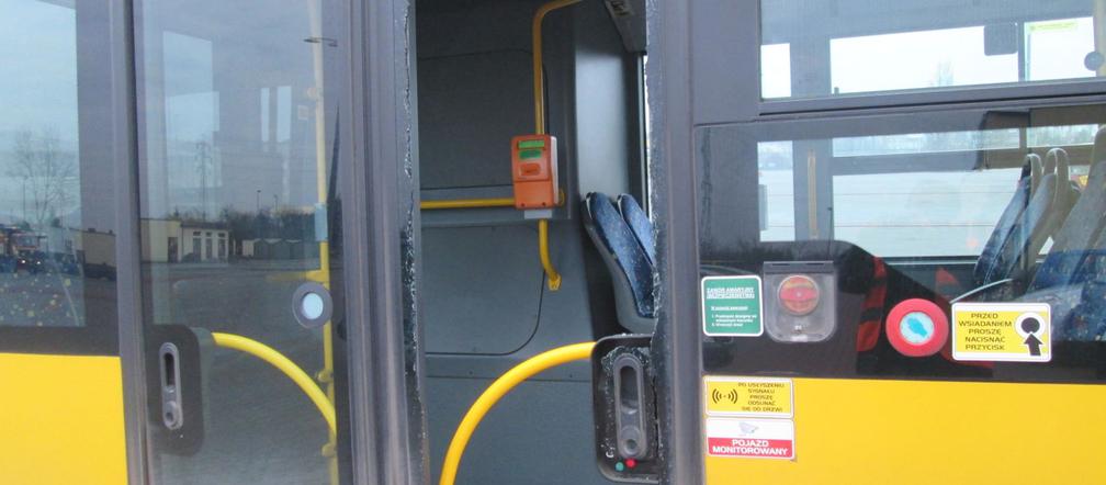 Strzały wybiły szyby w autobusie