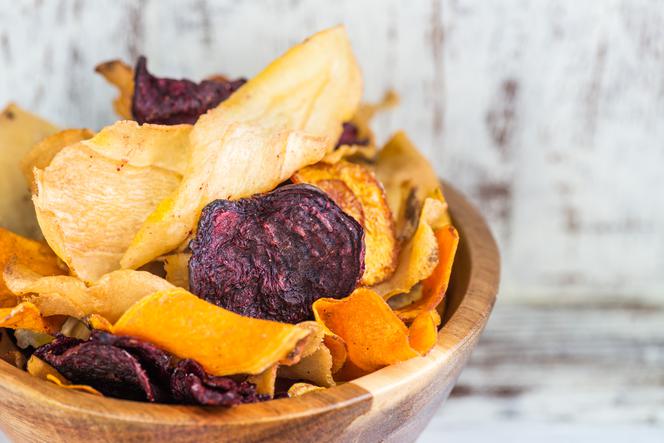 Domowe chipsy – 7 pomysłów na zdrowe, dietetyczne chipsy z warzyw