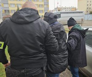 Rozbój w centrum Włocławka. Policja zatrzymała sprawcę, który napadł na kobietę