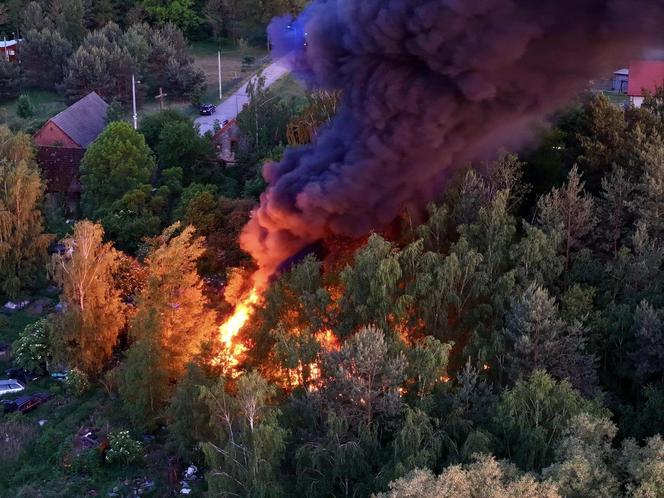 Kłęby czarnego dymu nad okolicą