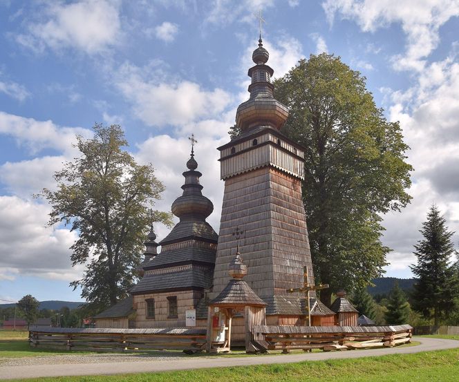 To dawna małopolska wieś rycerska. Znajduje się w niej najpiękniejsza łemkowska cerkiew