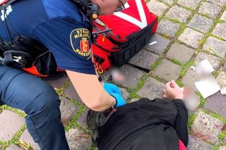 Nikt nie zareagował, gdy upadł na bruk. Dramatyczna akcja straży miejskiej w Warszawie