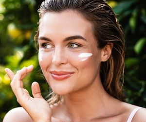 Kosztuje 2 zł, a działa jak kwas hialuronowy za 800 zł. Banalny trik na zmarszczki