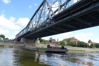 Obiekt pływający pod mostem im. Piłsudskiego. MZD w Toruniu wyjaśnia co to jest