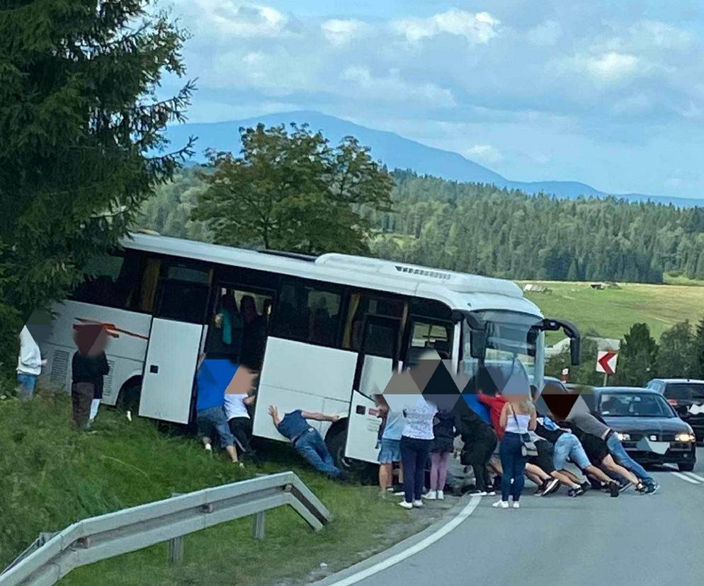 Autobus utknęł na poboczu na drodze pod Zakopanem