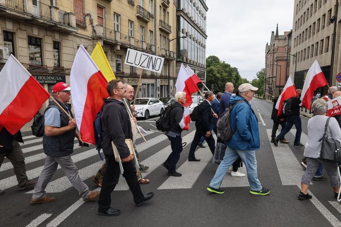 Zwolennicy Karola Nawrockiego w drodze pod Sejm 6.08.2025