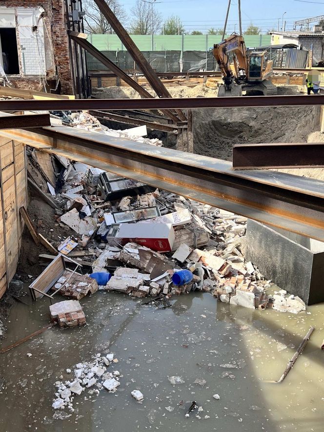 Katastrofa budowlana w Wołominie. Runęła część kamienicy. Koparka pod gruzami!