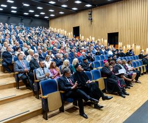 Mamy 115 nowych lekarzy na Podkarpaciu. Dyplomatorium na Uniwersytecie Rzeszowskim [FOTO]