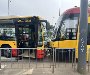 Czołowe zderzenie autobusu miejskiego z tramwajem. Kierowca zasłabł za kierownicą