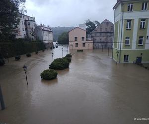 Krytyczna sytuacja w Kłodzku. Okropnie leje, ulice i domy zalane, potrzebujemy pomocy