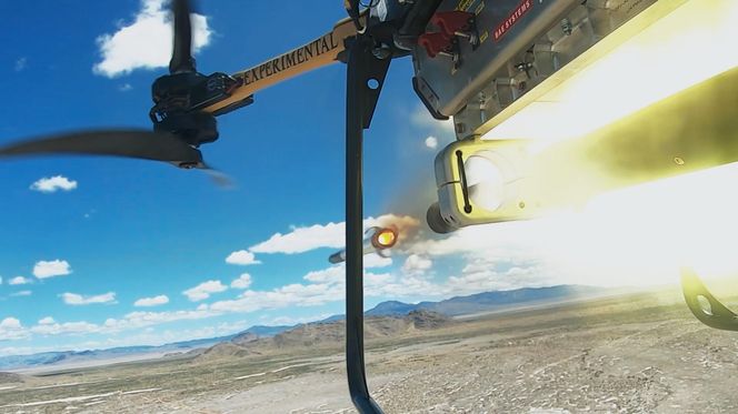 Dron strzela rakietami APKWS