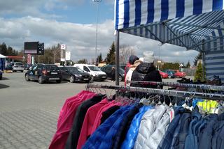 Zamość: Handel przed galerią Revia Park. Sprzedawcy przenieśli się przed galerię