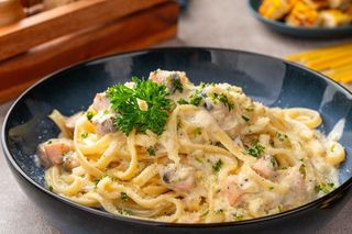 Biorę makaron, boczek i ten ser. Pełen smaku i aromatu obiad robię w 15 minut 