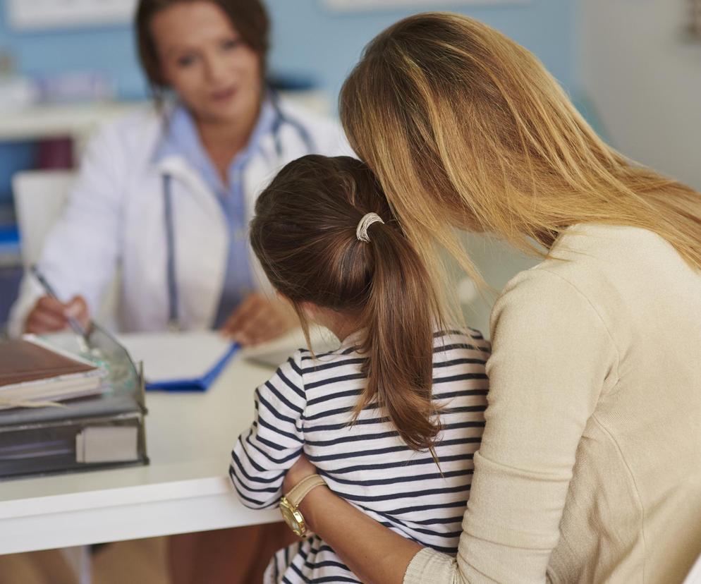 mama z córeczką w gabinecie lekarza