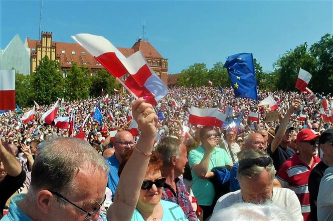 Manifestacja 4 czerwca na placu Solidarności w Szczecinie