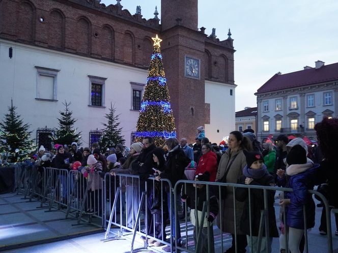 Na rynku w Tarnowie trwa koncert 33. Finału Wielkiej Orkiestry Świątecznej Pomocy. Tak bawią się mieszkańcy miasta