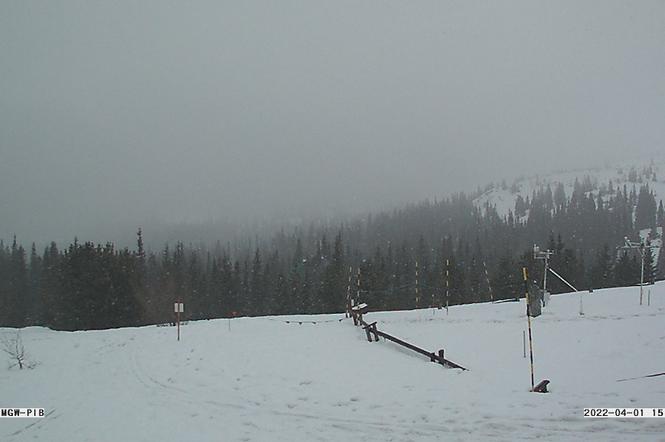 Zimowe krajobrazy w Tatrach. Spadło kilka centymetrów śniegu. TOPR ostrzega przed wędrówkami