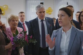 M jak miłość odc. 1890. Barbara (Teresa Lipowska), Marysia (Małgorzata Pieńkowska), Erwin (Andrzej Dopierała), urzędniczka (Katarzyna Traczyńska)