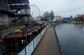 Nie można przejść bulwarem nad Brdą przy budowanym VI kręgu Opery Nova. To część większego planu na remont!