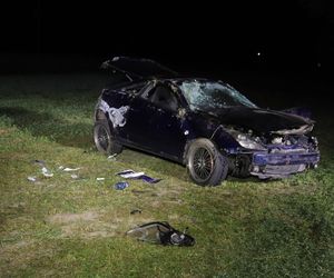 Próbował zapalić papierosa za kierownicą. Auto wylądowało w rowie
