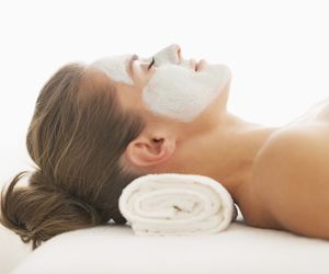 Oczyszczanie twarzy u kosmetyczki. Na czym polega? Jakie daje efekty?