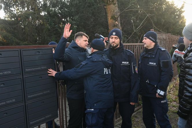 Dziennikarz Telewizji Republika Michał Gwardyński i funkcjonariusze Policji przed domem Zbigniewa Ziobry na warszawskim Ursynowie