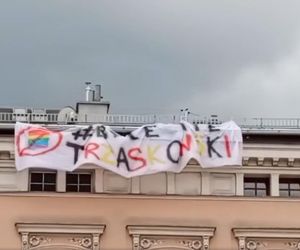 Szok w Gliwicach. Dwóch Spider-Manów rozwiesiło na dachu baner Byle nie Trzaskowski