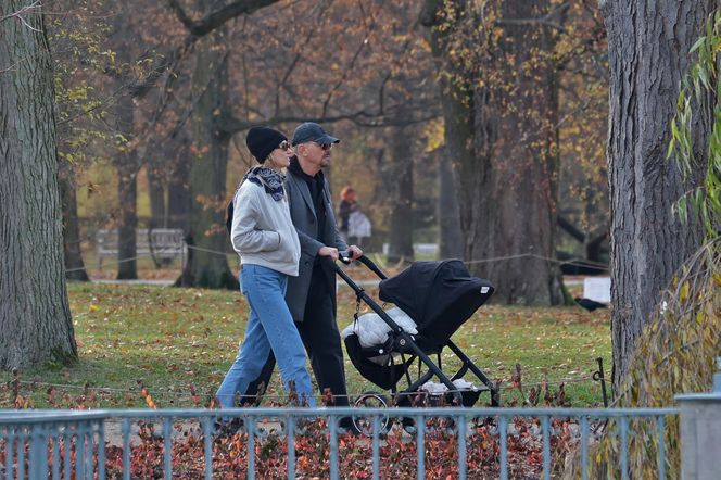 Krzysztof Ibisz z rodziną na spacerze