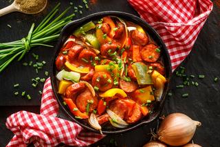 Gulasz z kiełbasy i papryki: łatwy przepis na pożywny obiad
