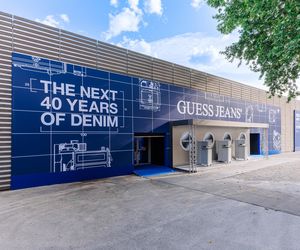 GUESS JEANS powraca do Florencji na targi Pitti Uomo 108, prezentując innowacje i ambitne plany globalnej ekspansji