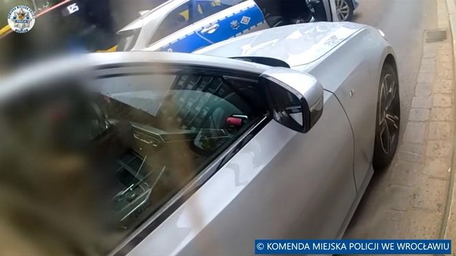 Wrocław. Policjanci rozbili szybę i siłą wyciągnęli 45-latkę z BMW. Nie chciała wysiąść [ZDJĘCIA].