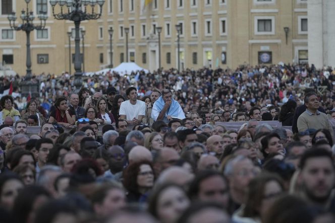 Hołdy na Placu Świętego Piotra.